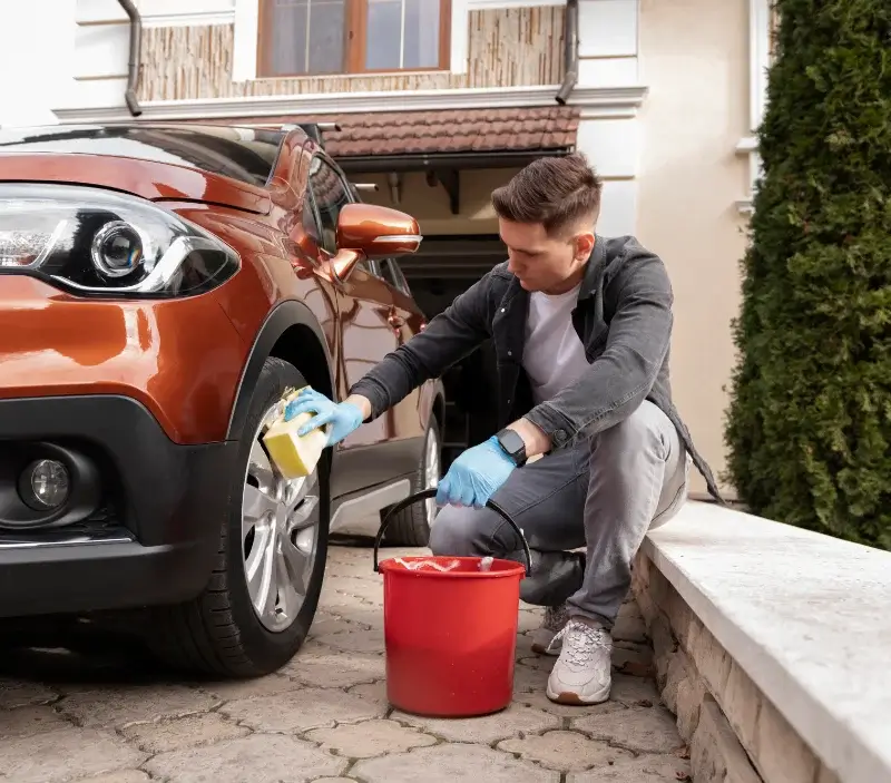 Lavage auto à domicile Saint-Hilaire-du-Maine : professionnel intervenant sur un véhicule